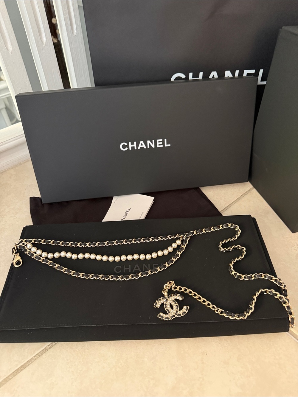 CHANEL 🔥🔥🔥Gold and White Pearl Chain belt with C.C. Logo. RARE
